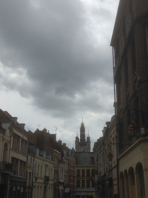 vue du beffroi de Douai sous un ciel du Nord