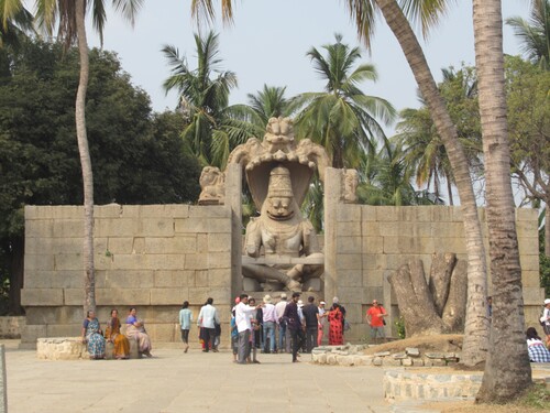 Hampi, e temple de Lakshmi Narasimha et le temple de Badavinlinga 