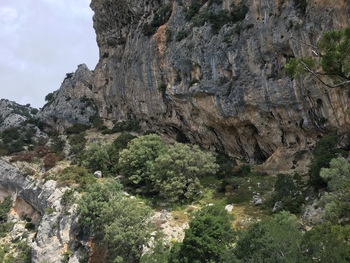 Le sentier passe sous d'impressionnantes falaises