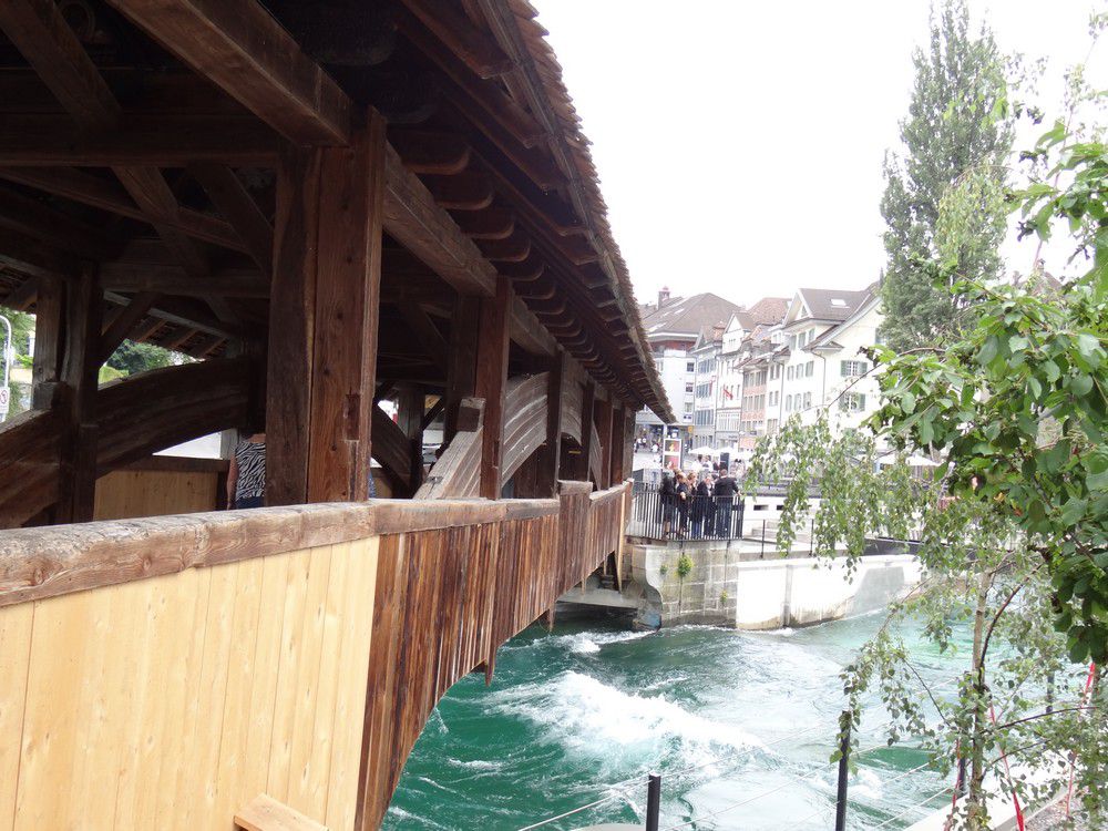 Le pont de Lucerne, plus ancien pont couvert en bois d'Europe...