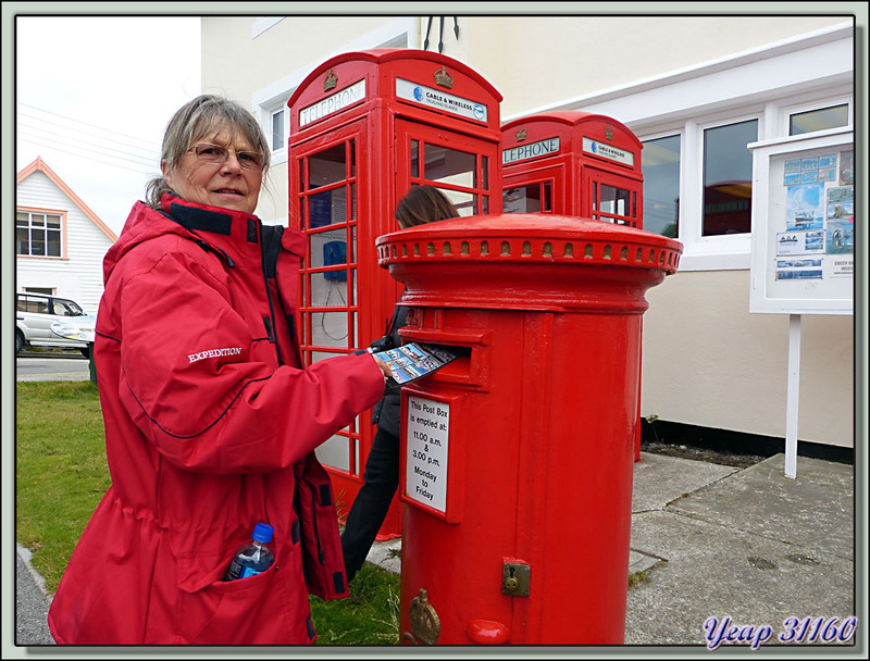 Boîte à lettres et cabines téléphoniques à la poste de Port Stanley