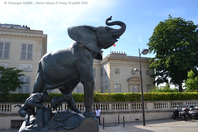 Les sculptures du parvis du Musée d'Orsay : 1) Le jeune éléphant pris au piège 