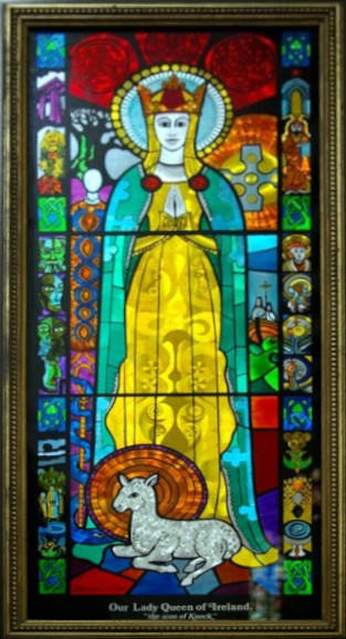 Vitrail de Notre-Dame de Knock dans l'église Saint-Joseph de Clifden (Irlande).