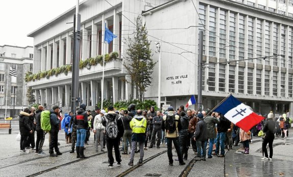 Les opposants au passe sanitaire ont effectué un stop devant la mairie de Brest.
