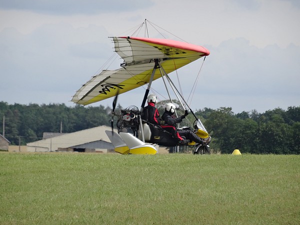 Un beau rassemblement d'U.L.M. au terrain d'aviation de Châtillon sur Seine...