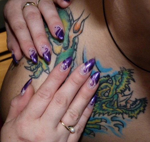 Nail Art en violet Séduction avec le vernis Kinetics "Luxury Purple"