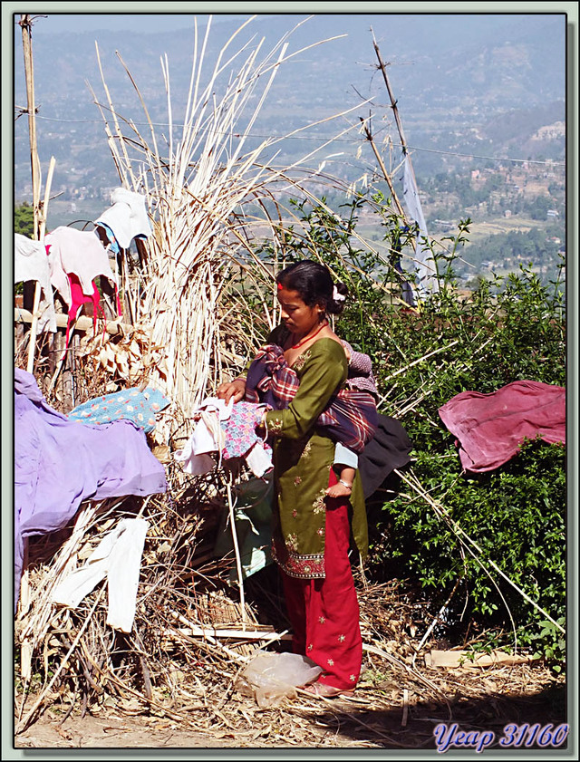 Blog de images-du-pays-des-ours : Images du Pays des Ours (et d'ailleurs ...), Traversée des collines entre Nagarkot et Katmandou: petite lessive - Népal
