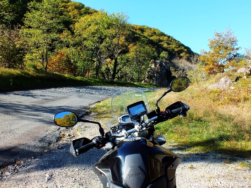 Entre Allier et Puy de Dôme , une balade moto de gorges sauvages en méandres 