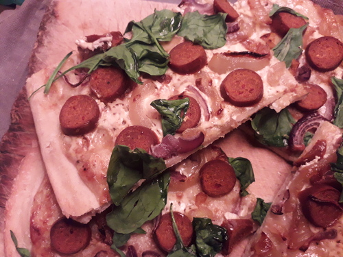 Pizza Blanche Oignons confits/Merguez {Vegan}