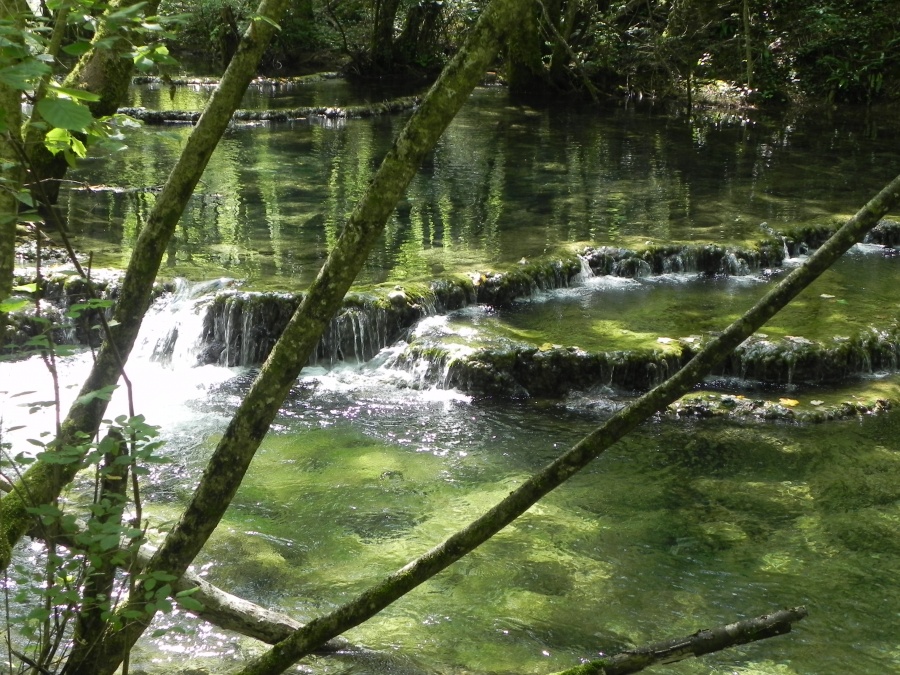 La source qui alimente la cascade du Tuf de Mesnay