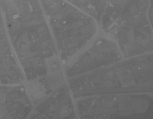 Merville - Centre-ville en 1933, Place de la Libération en bas et Église Saint-Maurice en haut (remonterletemps.ign.fr)