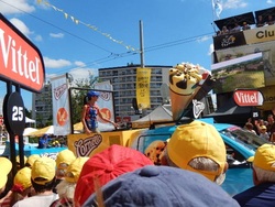 Tour de France 2016: Dans l'ambiance au passage de la caravane publicitaire à Limoges ! 