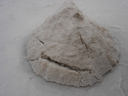 Tas de sel sur le salar d'Uyuni