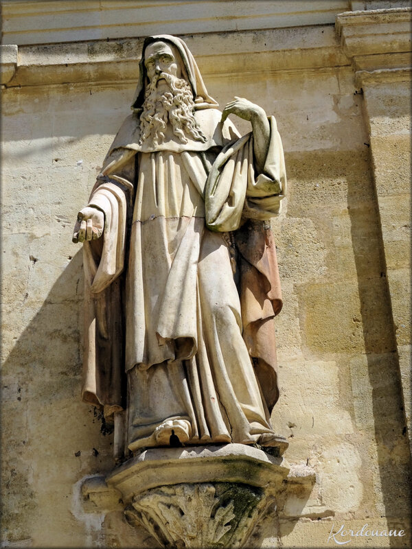 Photo de la façade et statues (N.D. de Verdelais)