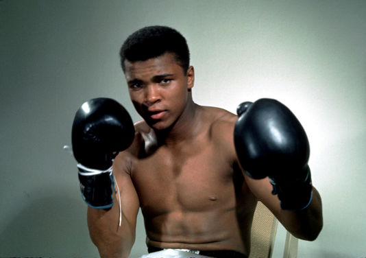 Le boxeur Mohamed Ali pose avec ses gants pour ce portrait non daté.
