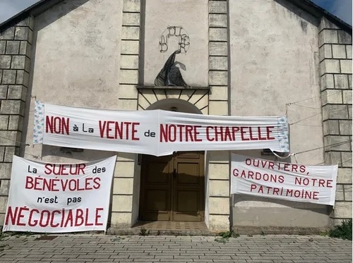 Notre-Dame du Fer (54-Chaligny) banderoles accrochées sur la façade de la chapelle