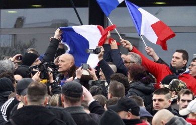 La manifestation du 6 février à Calais, où le général Piquemal avait été arrêté. La manifestation du 6 février à Calais, où le général Piquemal avait été arrêté.