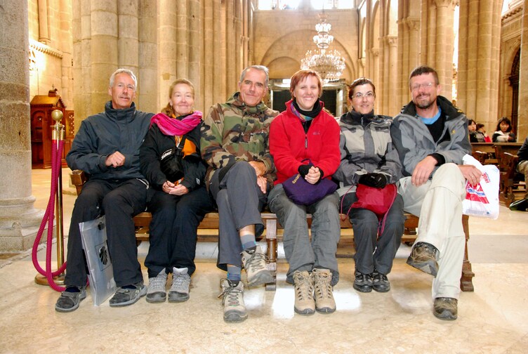 J53 - Santiago - Dans la cathédrale - Jens, Mocha, Max, Elisabeth, Soledad et Fabian