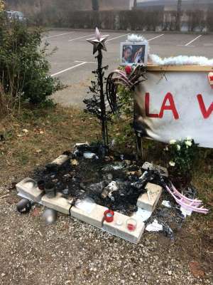 Le sapin en l'hommage de Maëlys a été brûlé dans la nuit de samedi à dimanche.