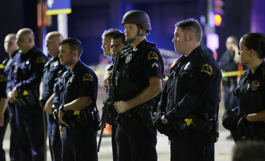 Les policiers à Dallas, tôt, vendredi 8 juillet 2016.