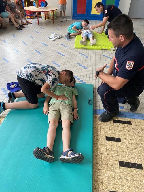 Les Pompiers d'Aigre initient les élèves aux Premiers Secours