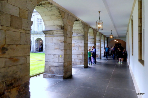 Édimbourg : le palais de Holyrood... 