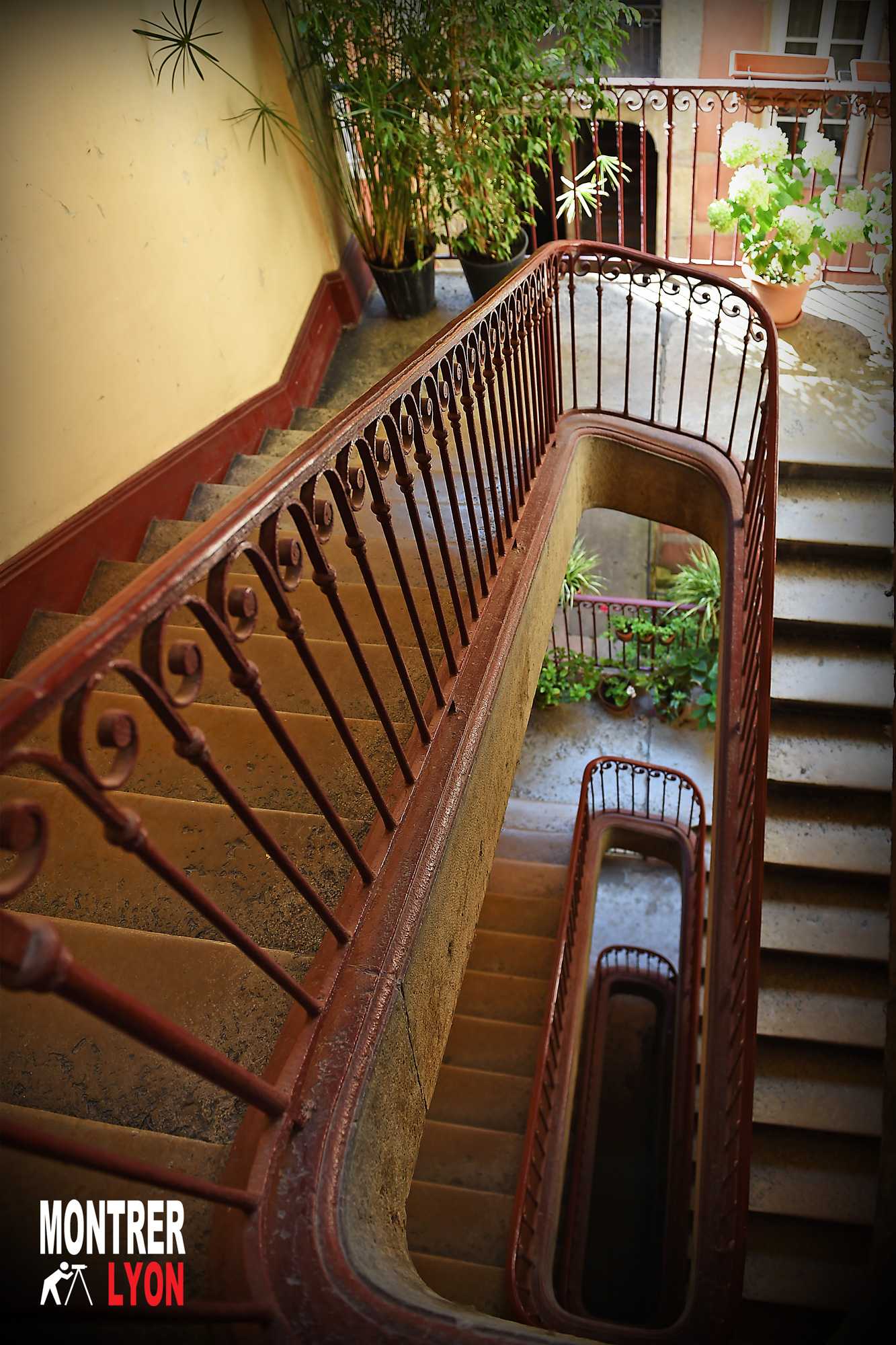 Escalier Cour Interieur De La Croix Rousse A Lyon Montrerlyon