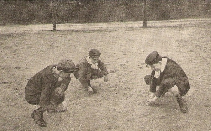 Jeunes parigots jouant aux billes dans un square (photographie ancienne). 
