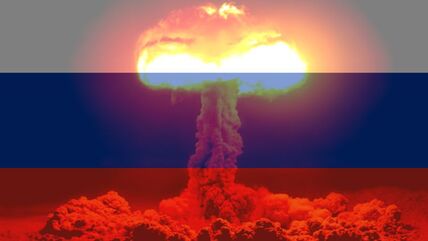 La menace d'une guerre nucléaire sur fond de drapeau russe.&nbsp;L'actualité de cette menace renvoie à d'autres plus anciennes, durant la guerre froide. (Illustration) (ANTON PETRUS / MOMENT RF / GETTY IMAGES)