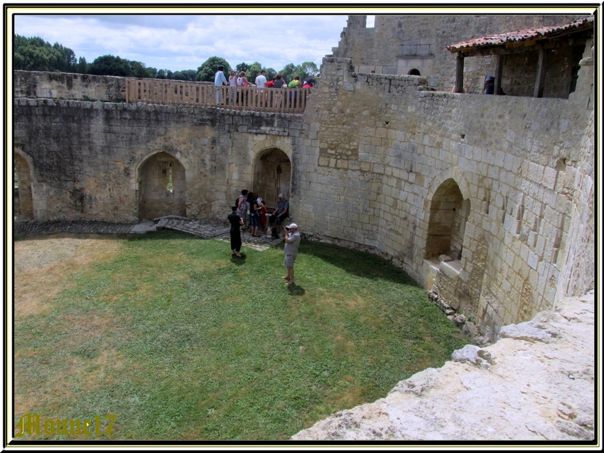 Château de St Jean d'Angle en charente maritime (1ere partie:l'extérieur)