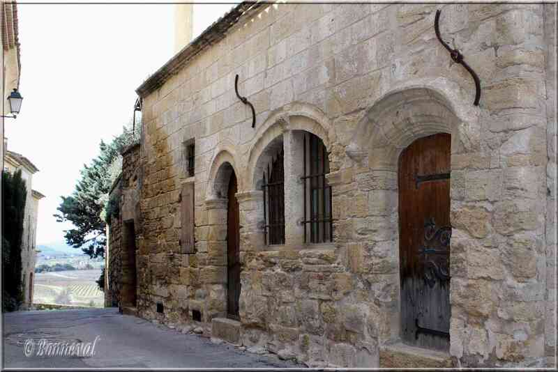 Ansouis Vaucluse maison médiévale