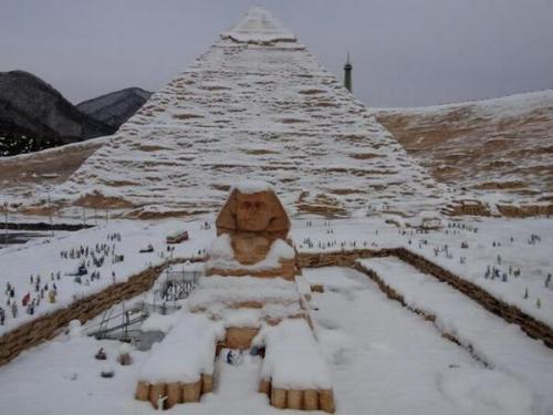aethermage:“This is the first snow in Egypt for 112 years. This angle of the Sphinx shows the anomalous weather condition even more.”
