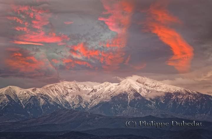 Peut être une image de montagne, crépuscule et nature