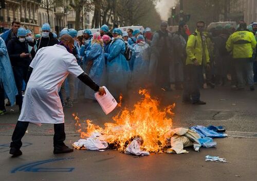 Des centaines d’infirmiers anesthésistes et étudiants ont manifesté jeudi 24 novembre à Paris.