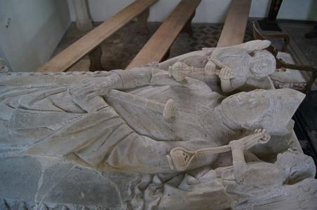 Gisant droite haut Saint-Germain d'Ecosse Eglise Saint-Germain de Saint-Germain-sur-Bresle ERNOUF Guillaume.JPG