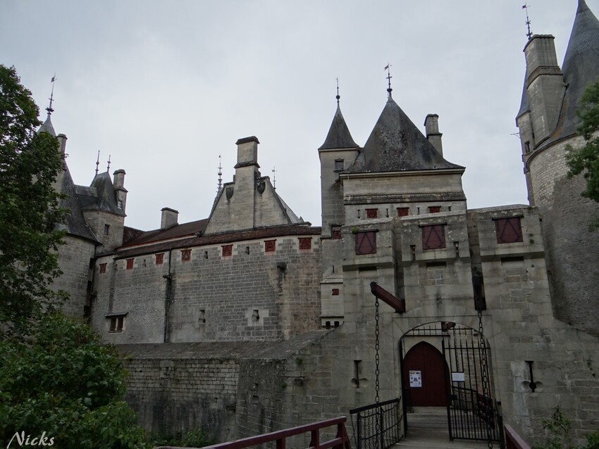 Le château de  la Rochepot ,