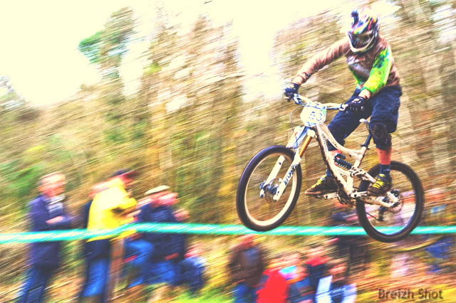 VTT des Roches-du-Diable : Filé sur franchissement d'obstacle VTT des Roches-du-Diable : Filé sur franchissement d'obstacle