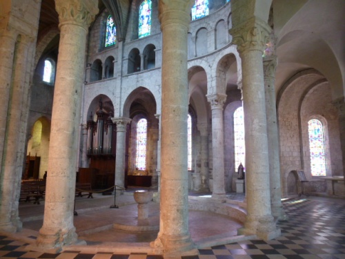 INTERIEUR DE NOTRE-DAME de BEAUGENCY, Vitraux, Chapiteaux, Statuaire ....