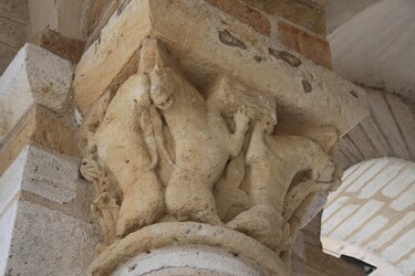 chapiteau des colonnes de la tour porche