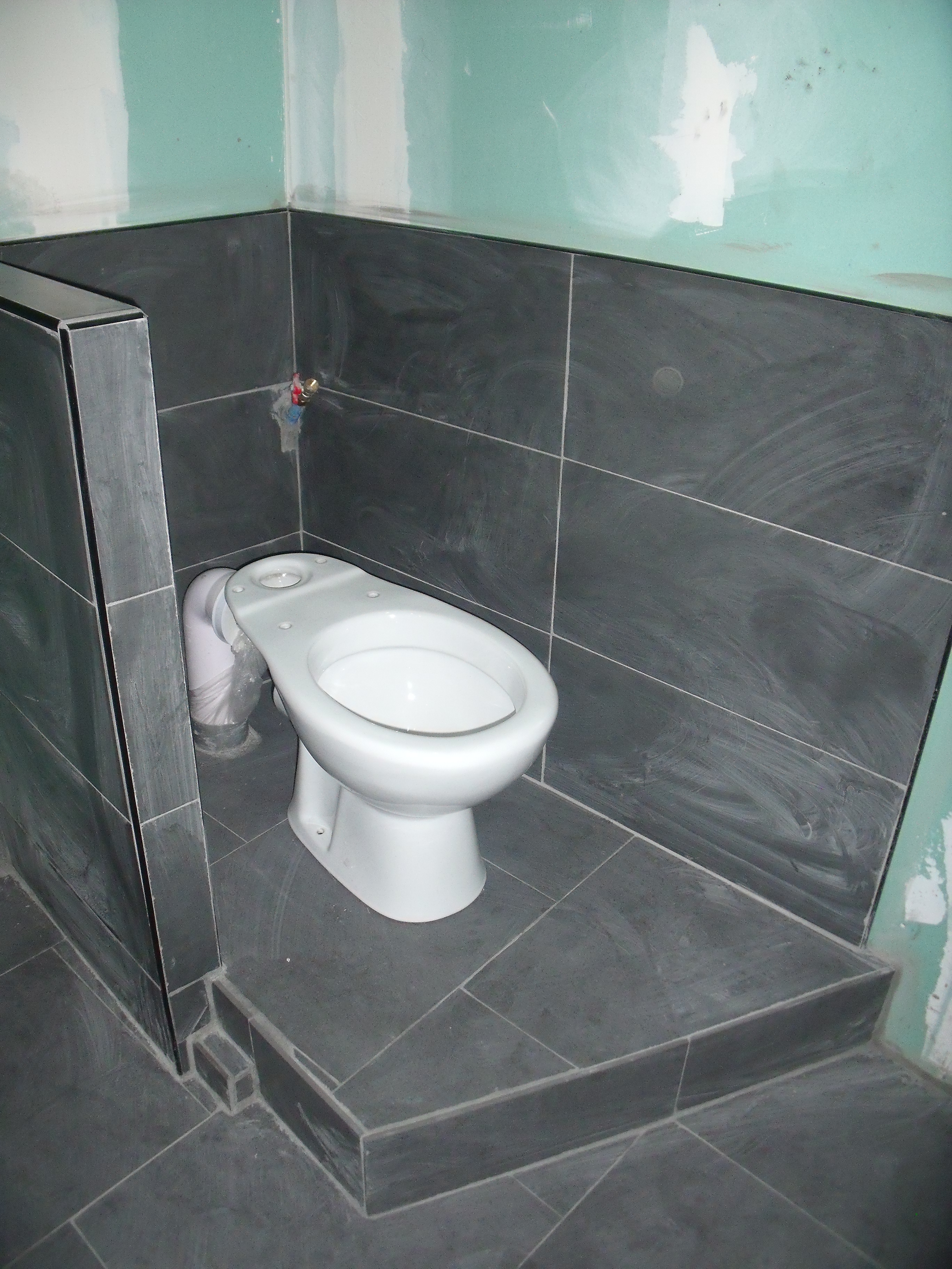 Carrelage et faïence gris finis et joints faits salle de bains ...