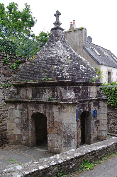 File:Plestin-les-Grèves - Fontaine Saint-Efflam 02.jpg