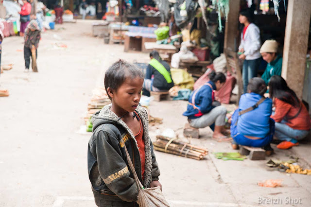 enfant errant - marché de Luang Namtha