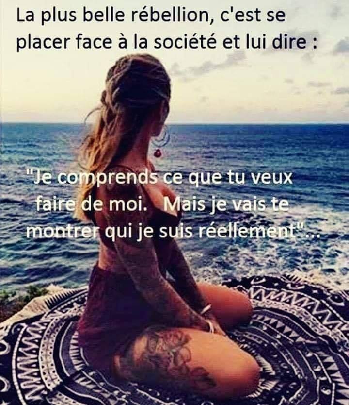 L’image contient peut-être : une personne ou plus, océan et eau, texte qui dit ’La plus belle rébellion, c'est se placer face à la société et lui dire: "Je comprends ce que tu veux faire de moi. Mais je vais te montrer qui je suis réelfement AAATAa’