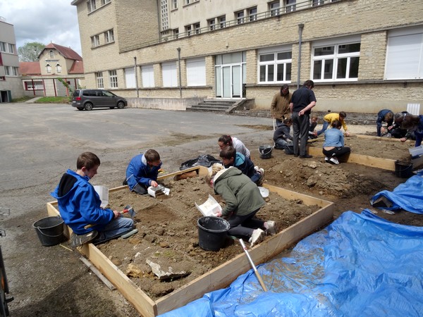 Les élèves du Collège Fontaine des Ducs s'initient à l'archéologie !