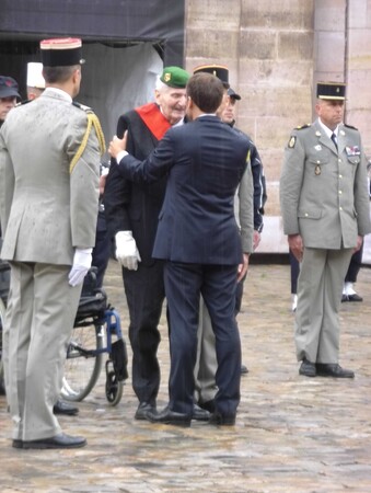 * Hubert Germain Grand Croix de la Légion d'Honneur. Cérémonie dans la cour des Invalides