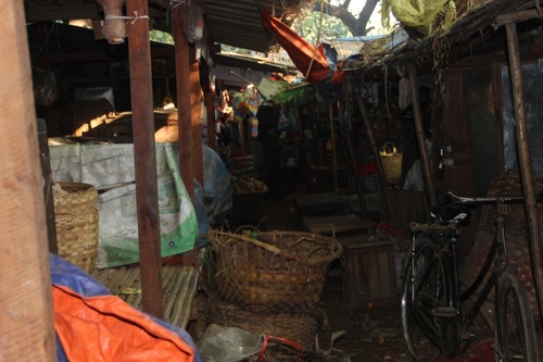 Le marché de Nyang U à Bagan (Birmanie)