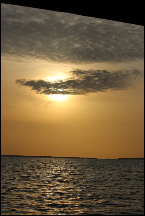 Coucher de soleil, en bateau Swahili , sur l'île de Zanzibar. 2023.