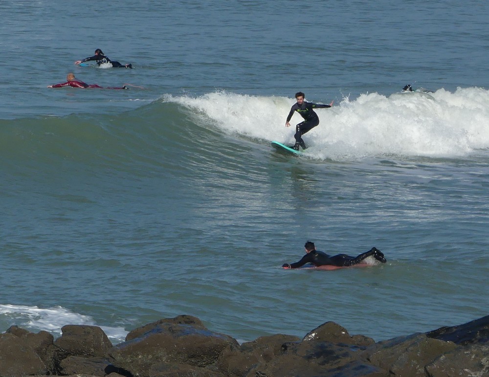 De courageux surfeurs, à Lacanau, en février...