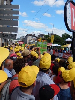 Tour de France 2016: Dans l'ambiance au passage de la caravane publicitaire à Limoges ! 