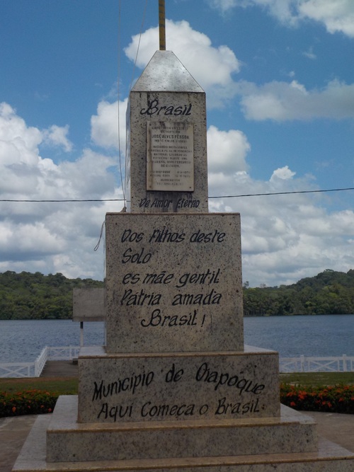 monument qui symbolise le début du Brésil de l'autre coté du fleuve c'est la France